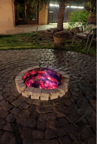 Foc de tabără în curtea pensiunii