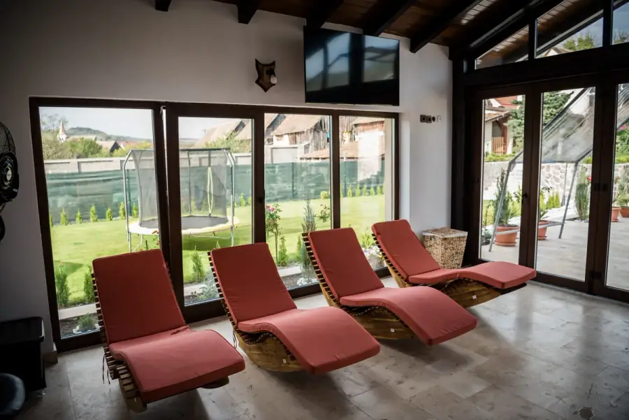 Zonă relaxare — șezlonguri spa