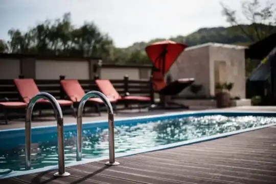 Zonă spa — piscină exterioară